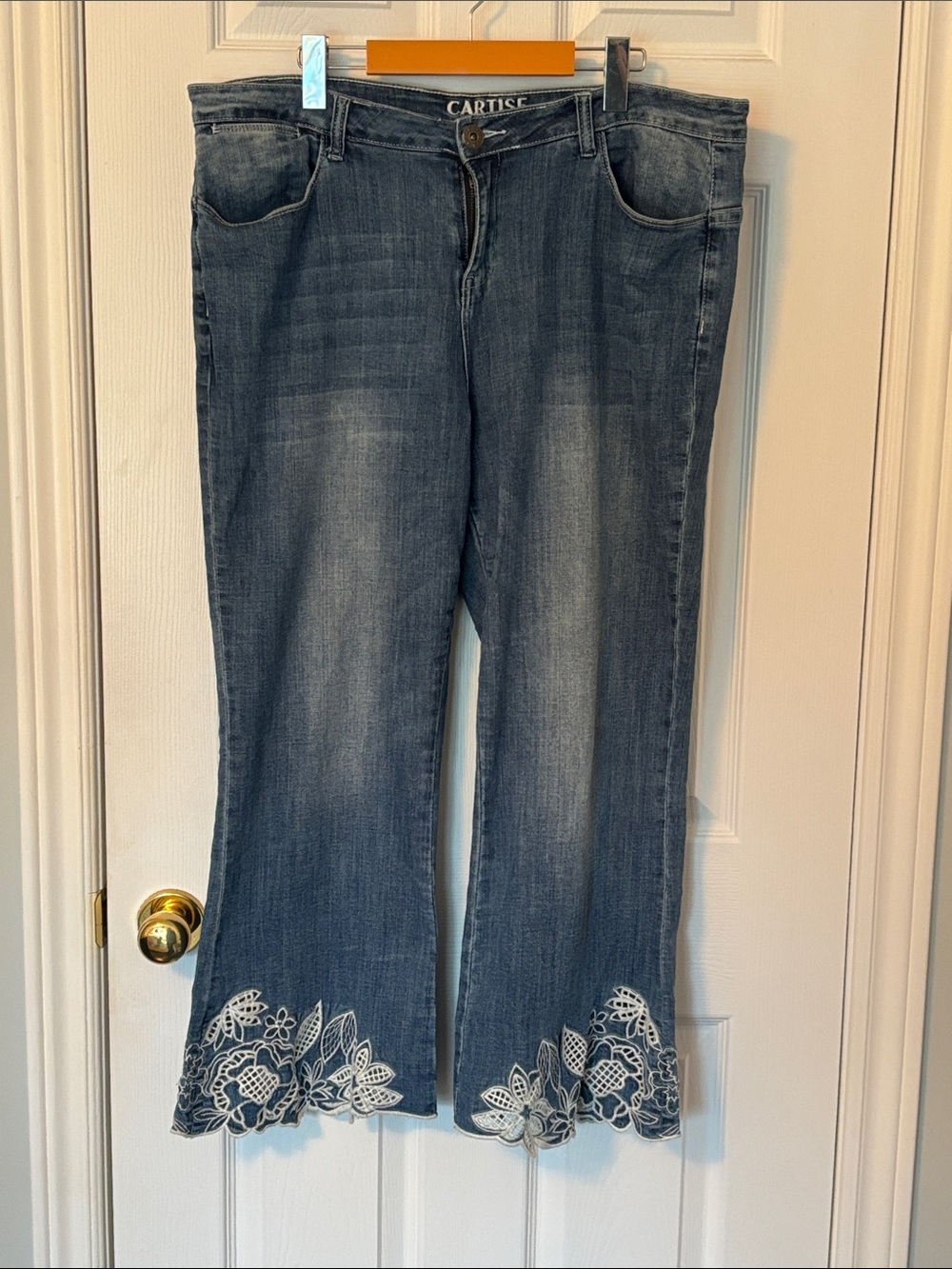Cartise Embroidered Hem Capri Jeans
